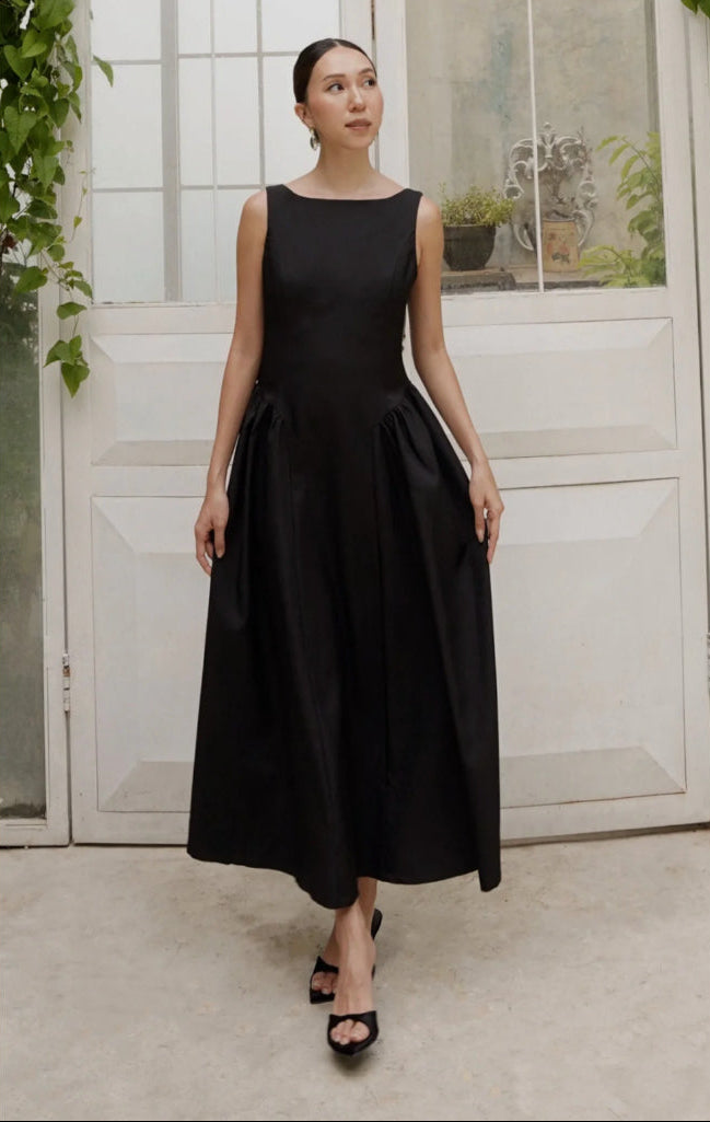 Woman wearing a black sleeveless dress standing indoors with a neutral background brown velvet (5 cm) brown velvet (9 cm) black velvet (5 cm) bblack velvet (9 cm) 